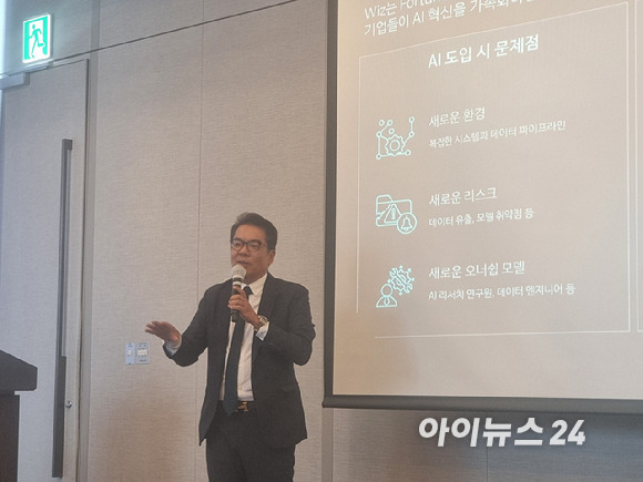 홍성완 클루커스 대표가 30일 오전 서울 강남구 그랜드 인터컨티넨탈 서울 파르나스에서 열린 AX얼라이언스 출범식에서 사업 전략을 발표하고 있다. [사진=윤소진 기자]