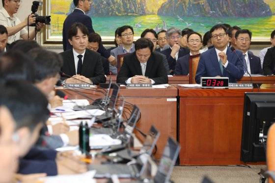 구영배 큐텐그룹 대표(오른쪽부터), 류광진 티몬 대표, 류화현 위메프 대표가 30일 오후 서울 여의도 국회에서 열린 '티몬·위메프(티메프) 사태' 관련 정무위원회 전체회의에 출석해 있다. 뉴스1