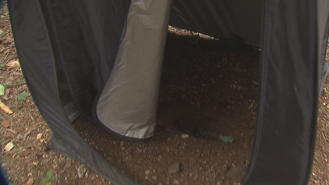 유아 숲에 놓인 텐트 안 구덩이 모습