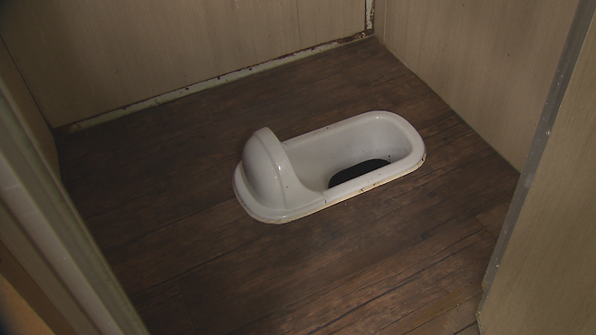 유아 숲과 150m 떨어진 곳에 있는 재래식 화장실 모습