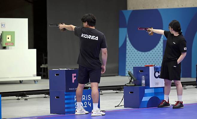 30일(현지시간) 프랑스 샤토루 CNTS 사격장에서 열린 2024파리올림픽 사격 10m 공기권총 혼성 단체 동메달 결정전에서 이원호(왼쪽), 오예진이 과녁을 조준하고 있다. 2024.7.30 샤토루=올림픽사진공동취재단/HC