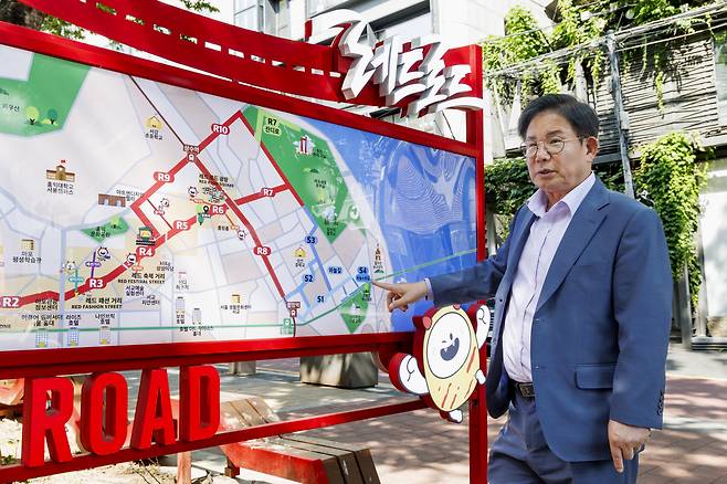 Park Gang-su, head of the Mapo-gu Office, points to a map of Hongdae's Red Road. (Mapo-gu Office)