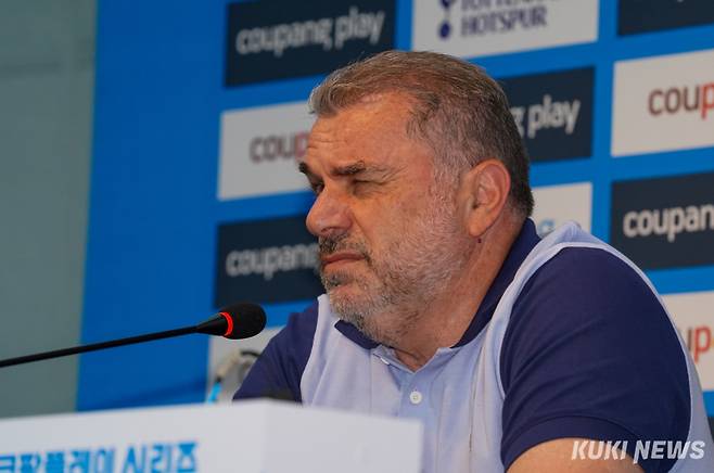 30일 서울 마포구 상암월드컵 경기장에서 엔지 포스테코글루 토트넘 홋스퍼 감독이 기자들의 질문에 답하고 있다.