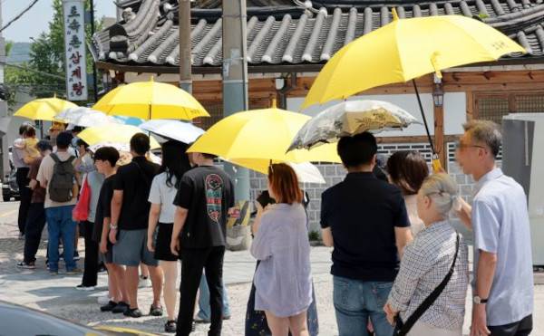 지난 14일 초복을 앞두고 시민들이 서울의 한 삼계탕 가게 근처에서 줄을 서고 있다. 연합뉴스
