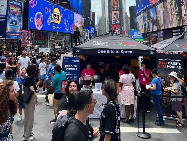 BBQ가 한국관광공사와 함께 '세계의 교차로'로 불리는 미국 뉴욕 타임스퀘어(Times Square)에서 원바이트투코리아 캠페인(One Bite To Korea Campaign)을 전개했다. / 사진 = 제너시스BBQ 그룹