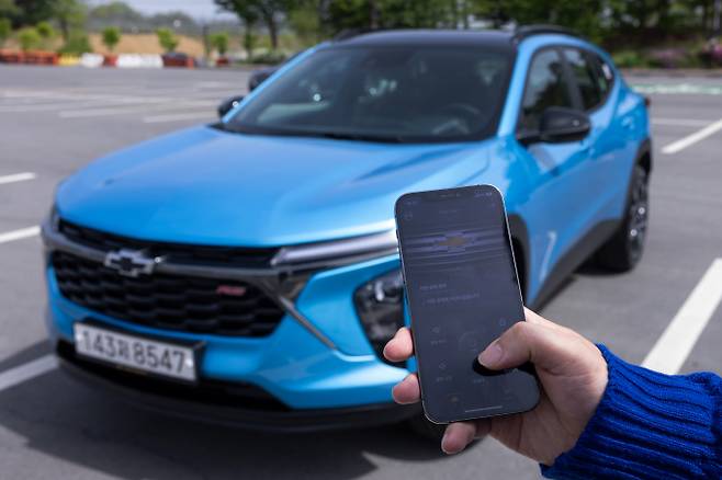 GM 커넥티비티 서비스 온스타를 시연하는 모습 /사진=GM