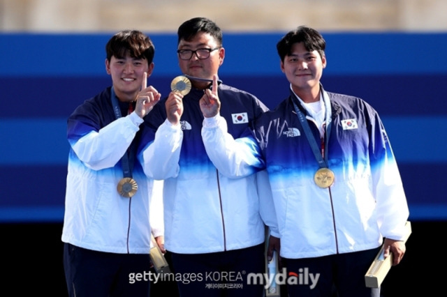 단체전 금메달을 거머쥔 한국 남자 양국 대표팀. 왼쪽부터 김제덕, 김우진, 이우석. /게티이미지코리아