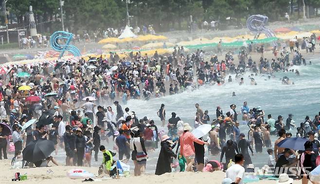 [부산=뉴시스] 하경민 기자 = 본격적인 여름 휴가철인 28일 부산 해운대구 해운대해수욕장을 찾은 시민과 관광객들이 물놀이를 즐기고 있다. 2024.07.28. yulnetphoto@newsis.com