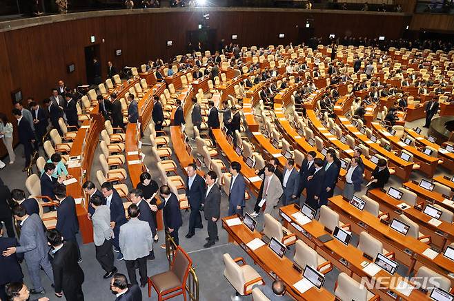 [서울=뉴시스] 권창회 기자 = 국민의힘 의원들이 30일 오전 서울 여의도 국회에서 열린 제416회 국회(임시회) 제1차 본회의에서 한국교육방송공사법 일부개정법률안에 대한 무제한 토론 종결동의 투표가 시작되자 본회의장을 나서고 있다.2024.07.30. kch0523@newsis.com