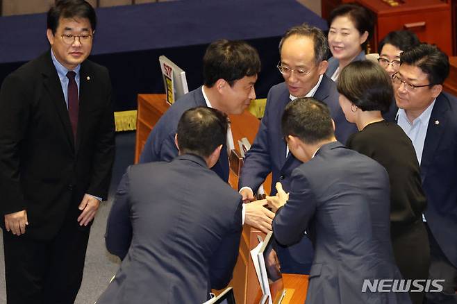 [서울=뉴시스] 조성우 기자 = 정성국(왼쪽 두 번째) 국민의힘 의원이 30일 오전 서울 여의도 국회에서 열린 제416회 국회(임시회) 제1차 본회의에서 한국교육방송공사법 일부개정법률안에 반대하는 필리버스터(무제한토론)를 마친 뒤 추경호 원내대표 등 동료 의원들로부터 격려를 받고 있다. 2024.07.30. xconfind@newsis.com