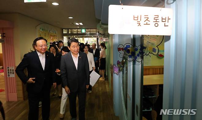 [서울=뉴시스] 이주호 사회부총리 겸 교육부 장관과 조규홍 보건복지부 장관이 지난해 7월12일 오전 서울 성동구 한양대학교 한양어린이집을 찾아 보육 현황을 살펴보고 있다.(공동취재사진) 2023.07.30. photo@newsis.com