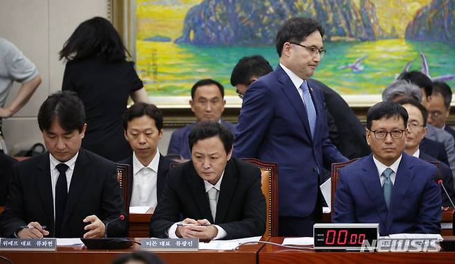 [서울=뉴시스] 조성우 기자 = 한기정(오른쪽 두 번째) 공정거래위원장이 30일 오후 서울 여의도 국회에서 열린 정무위원회의 티몬·위메프 미정산 사태에 대한 현안질의에서 업무보고를 마친 뒤 자리로 돌아가며 구영배 큐텐 대표 뒤를 지나고 있다.왼쪽부터 류화현 위메프 대표, 류광진 티몬 대표, 한 공정위원장, 구영배 큐텐 대표. 2024.07.30. xconfind@newsis.com