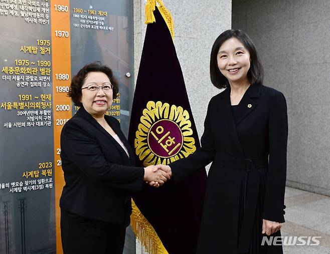 [서울=뉴시스]베이징시정치협상회의 왕훙 부주석(왼쪽)과 악수하는 최호정 의장.