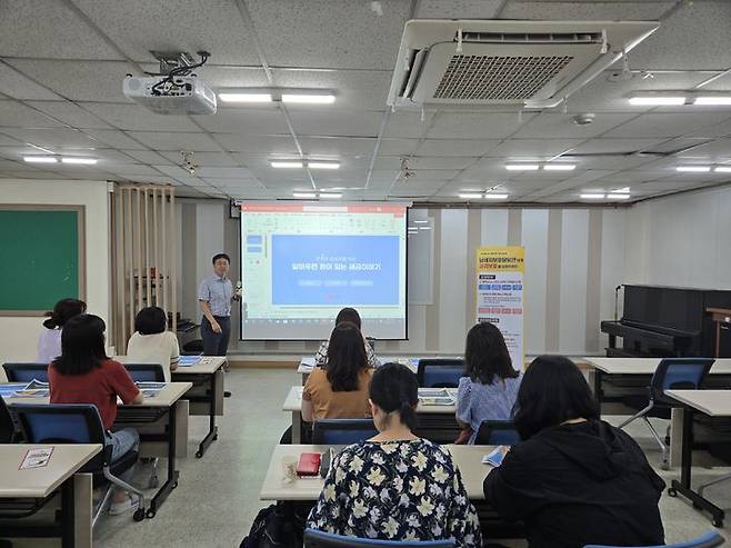 [부산=뉴시스] 부산지방국세청은 30일 동래여성인력개발센터에서 부산시내 거주 여성 예비창업자를 대상으로 '찾아가는 세금교실'을 운영했다. (사진=부산지방국세청 제공) 2024.07.30. photo@newsis.com *재판매 및 DB 금지