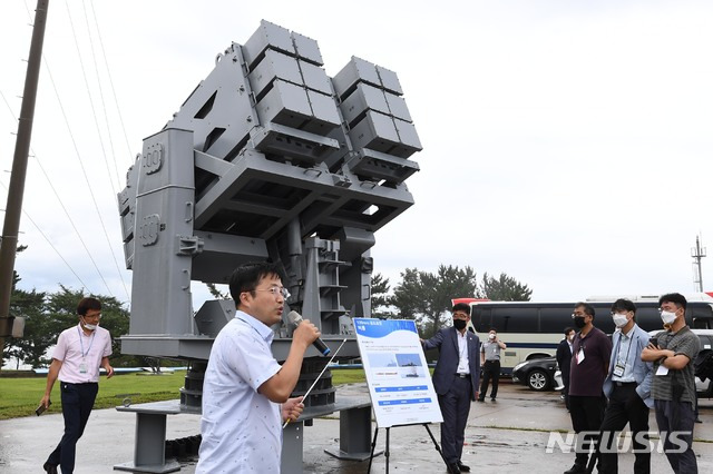 [서울=뉴시스]3일 충남 태안 국방과학연구소 안흥시험장에서 열린 국방과학연구소 창설 50주년 기념 언론공개회에서 130mm 유도로켓 비룡이 공개되고 있다. (사진=국방과학연구소 제공) 2020.08.05. photo@newsis.com