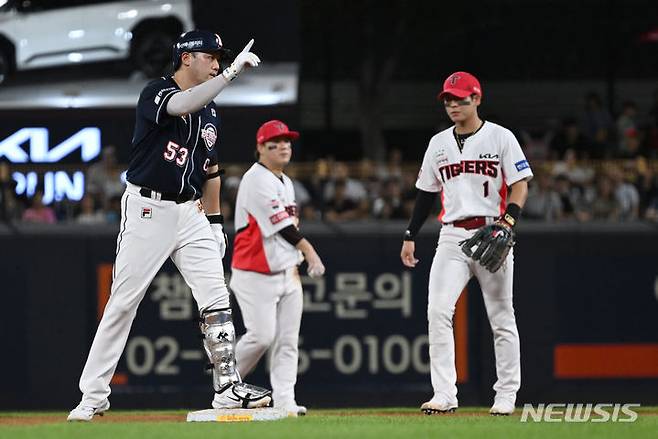 [광주=뉴시스] 박기웅 기자 = 30일 오후 광주 북구 광주-기아챔피언스필드에서 열린 2024 신한 SOL뱅크 KBO리그 KIA 타이거즈 대 두산 베어스의 경기, 6회 초 2루타를 친 두산 양석환이 기뻐하고 있다. 2024.07.30. pboxer@newsis.com