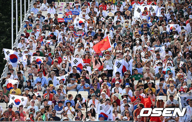 [OSEN=파리(프랑스), 최규한 기자] 한국 여자 양궁이 올림픽 10연패 대기록을 쐈다.임시현(한국체대), 남수현(순천시청), 전훈영(인천시청)으로 구성된 한국 양궁 대표팀은 프랑스 파리 앵발리드에서 열린 ‘2024 파리올림픽’ 양궁 여자 리커브 단체전 결승서 중국(안치쉬안, 리지아만, 양사오레이) 상대로 5-4(56-53, 55-54, 51-54, 53-55, 29-27)로 승리하면서 대회 10연패를 달성했다.한국과 중국 응원단이 응원을 펼치고 있다. 2024.07.29 / dreamer@osen.co.kr