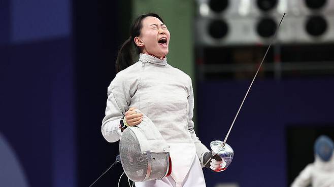 펜싱 사브르 여자 개인전 32강 경기에서 한국 최세빈이 미국 타티아나를 상대로 승리한 뒤 기뻐하는 모습