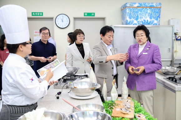 김경희 시장이 30일 이천시농업기술센터 생활과학관에서 열린 2024 쌀요리경연대회 수상작 중 ‘대상’인 민초김밥캔디와 ‘금상’ 쌀 삼색 튀일의 대중화 위한 전수교육에서 홍광표 임금님표이천브랜드관리본부장의 설명을 듣고 있다. 이천시 제공