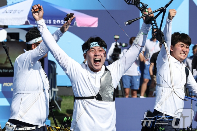 대한민국 양궁 대표팀의 이우석(가운데)이 30일(한국시간) 프랑스 파리 앵발리드에서 열린 2024 파리올림픽 양궁 남자 단체전 결승 프랑스와 경기에서 금메달을 확정한 후 두 손 벌려 기뻐하고 있다. /사진=뉴스1 제공