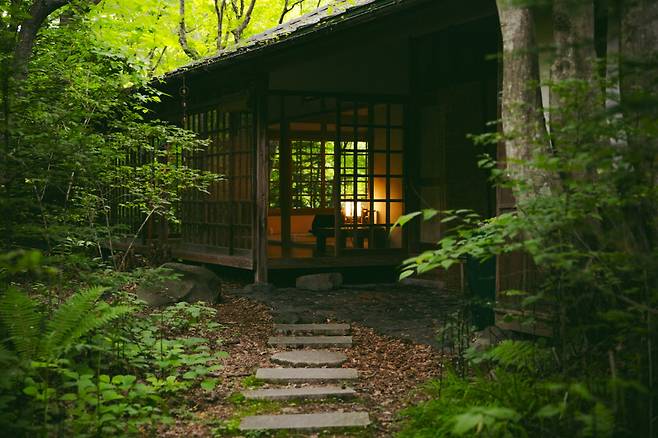 고즈넉한 티하우스. 오전 7시에는 모닝 스트레치 프로그램이 진행된다