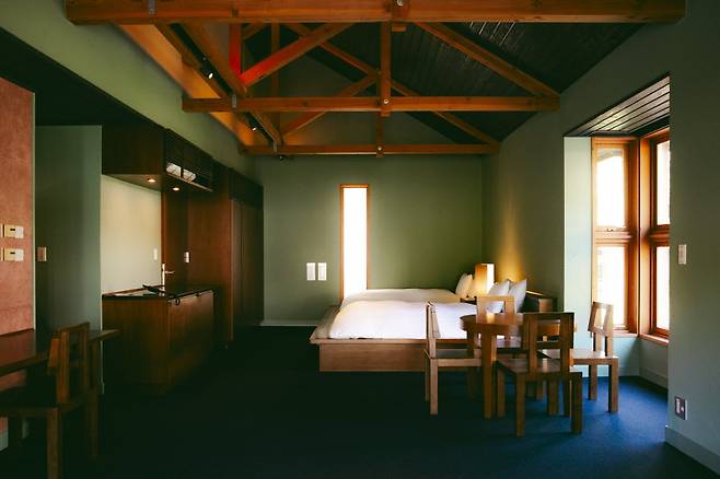 푸톤(일본식 요)과 침대 프레임이 조화를 이루듯 객실은 현대화된 호텔과 전통적인 료칸이 조화를 이루고 있다. 또 객실은 편안한 휴식을 취하는 공간이자 강과 산을 조망하는 전망대다