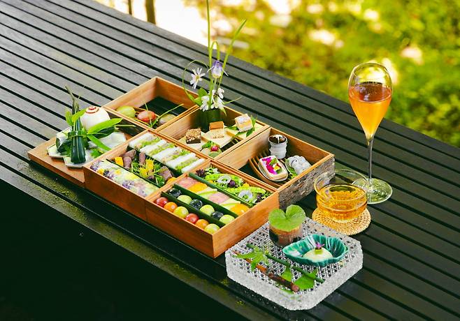 타나다 애프터눈 티. 3단 트레이 구성이 아니라 가루이자와의 감성을 투영했다