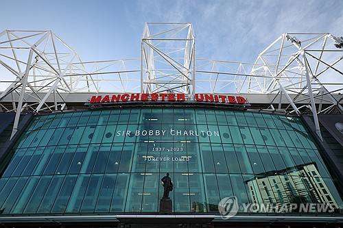 영국 스카이스포츠는 29일(한국시간) 맨유가 현재 보수가 필요한 홈구장 올드 트래포드 재건축 대신 10만 석 규모의 새로운 홈구장 신축에 더 관심을 보이고 있다고 전했다.&nbsp;연합뉴스