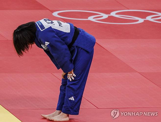 '독립운동가 후예'로 신념에 따라 대한민국 국적을 선택한 허미미가 심판의 석연 찮은 판정에 의해 파리 올림픽 유도 여자 57kg급 결승에서 패하고 은메달을 따낸 가운데 유도 종주국 일본 팬들은 유도가 반칙에 의해 승부가 갈리는 격투기가 된 것에 허탈해 하는 한편 허미미가 재일교포라는 점을 들어 비판 넘은 비난까지 하고 나섰다. 연합뉴스