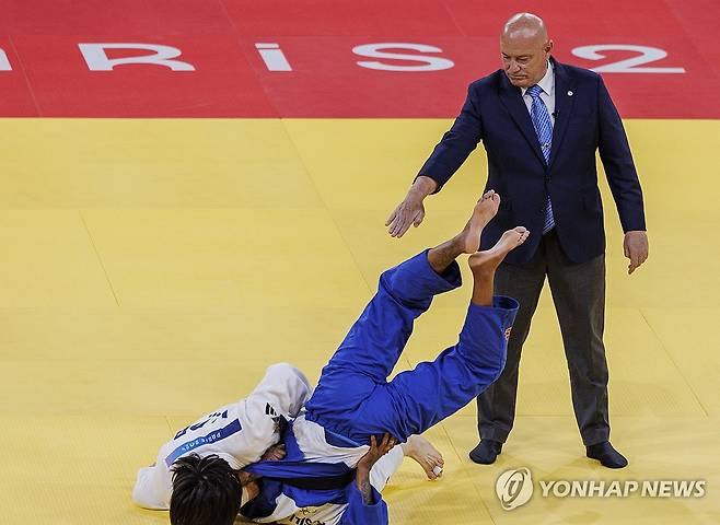 골든스코어 득점하는 허미미 (파리=연합뉴스) 황광모 기자 = 2024 파리올림픽 유도 여자 57kg급에 출전한 허미미가 29일(현지시간) 프랑스 파리 아레나 샹드마르스에서 브라질 하파엘라 실바에게 득점하고 있다.  2024.7.29 hkmpooh@yna.co.kr