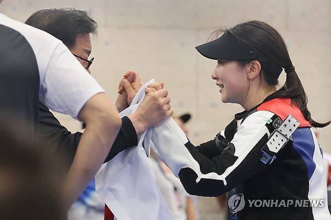 기뻐하는 장갑석 감독-반효진 (샤토루[프랑스]=연합뉴스) 임화영 기자 = 29일(현지시간) 프랑스 샤토루 슈팅 센터에서 열린 2024 파리올림픽 사격 공기소총 10m 여자 결선에서 금메달을 차지한 반효진이 장갑석 감독과 기뻐하고 있다.
    한국 사격 대표팀 역대 최연소 선수인 반효진은 우리나라 역대 하계 올림픽 100번째 금메달의 주인공이 됐다.  2024.7.29 hwayoung7@yna.co.kr