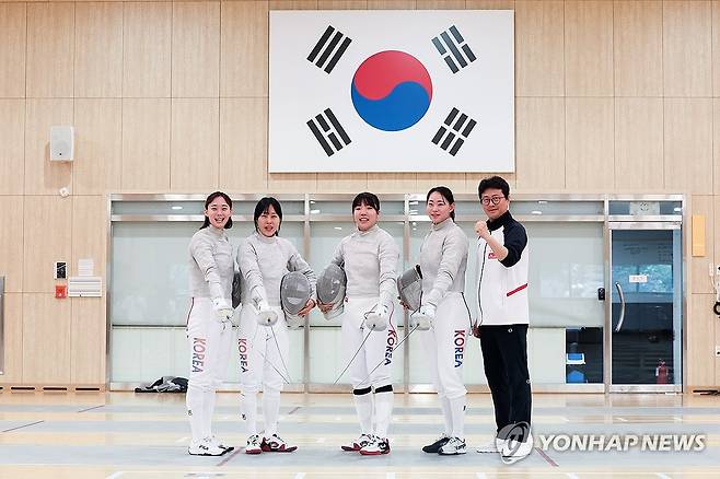 다시 메달 사냥 나선 펜싱 여자 사브르 '화기애애' (진천=연합뉴스) 임화영 기자 = 27일 오전 충북 진천선수촌에서 열린 2024 파리 올림픽 펜싱 국가대표 미디어데이 행사에서 여자 사브르 윤지수(왼쪽부터), 전은혜, 전하영, 최세빈, 이국현 코치가 기념촬영을 하고 있다. 2024.5.27 hwayoung7@yna.co.kr