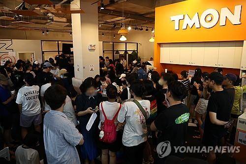 번호 기다리는 티몬 피해자들 (서울=연합뉴스) 윤동진 기자 = 티몬·위메프 판매대금 정산 지연 사태가 이어진 26일 피해자들이 서울 강남구 티몬 입주빌딩에서 환불을 받기 위해 대기하고 있다. 2024.7.26 mon@yna.co.kr