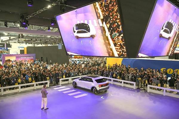 현대모비스가 올해 북미 CES에서 모빌리티 혁신기술 e코너시스템을 시연하고 있다/사진=현대모비스 제공