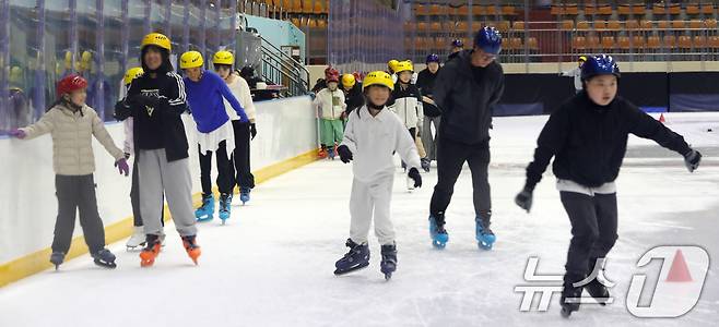 연일 폭염이 기승을 부리고 있는 30일 전북자치도 전주시 전주 화산체육관 빙상경기장을 찾은 시민들이 스케이트를 타며 더위를 식히고 있다. 2024.7.30/뉴스1 ⓒ News1 유경석 기자