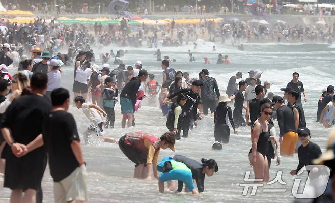 본격적인 피서철을 맞은 지난 28일 부산 해운대해수욕장을 찾은 피서객들이 물놀이를 즐기며 더위를 식히고 있다. /뉴스1 ⓒ News1 윤일지 기자