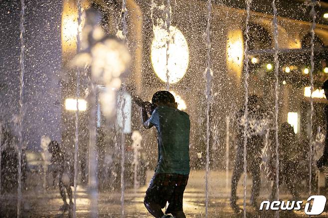 열대야  속 더위 식히는 아이들. ⓒ News1