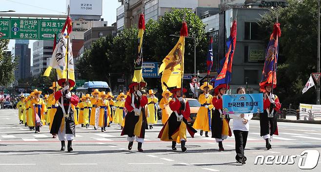 8일 오전 서울 종각역 인근에서 K-콘텐츠를 총망라한 한류 퍼레이드 '더케이 퍼레이드'가 펼쳐지고 있다. ‘2022 한국문화축제’의 피날레를 장식한 ‘더케이 퍼레이드’는 시민과 지역예술단체 2천여 명이 참여했다. (자료사진) 2022.10.8/뉴스1 ⓒ News1 박지혜 기자