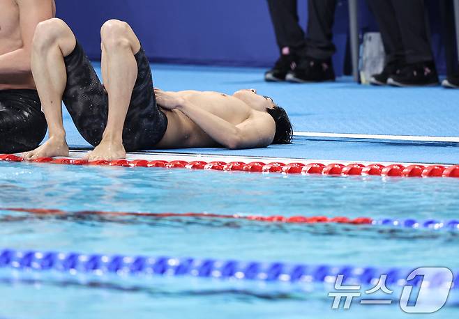 대한민국 수영대표팀 31일(한국시간) 프랑스 파리 라 데팡스 아레나에서 열린 남자 800ｍ 계영 결선 경기를 6위로 마친 후 아쉬워하고 있다. 2024.7.31/뉴스1 ⓒ News1 이동해 기자