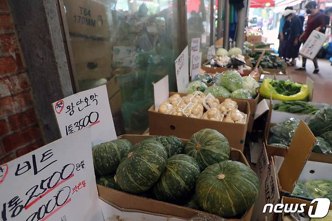 서울 서대문구 영천시장에서 시민들이 장을 보고 있다.(사진은 기사 내용과 무관함) / 뉴스1 ⓒ News1