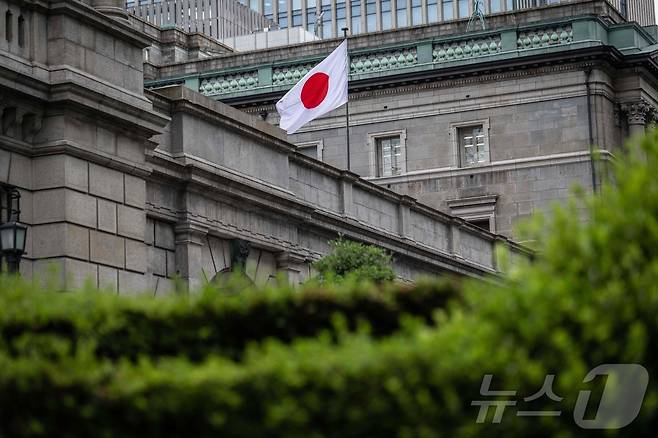 지난 6월 13일 일본 도쿄에 있는 일본은행 본사에 일본 국기가 걸려있다. 2024.06.13. ⓒ AFP=뉴스1 ⓒ News1 김종훈 기자