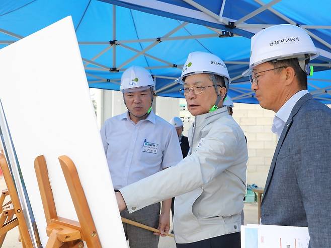 (서울=뉴스1) 황보준엽 기자 = 이한준 한국토지주택공사(LH) 사장이 31일 남양주 왕숙 지구 현장을 방문해 3기 신도시 주택착공 추진 현황을 점검하고 있다./LH 제공