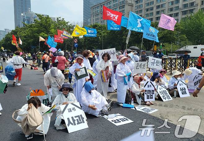 전국농민회총연맹(전농) 등 8개 농민단체 회원들이 4일 오후 서울 여의도 국회 인근에서 열린 7·4 전국농민대회에서 손 피켓 등을 들고 있다. 2024.7.4/뉴스1 ⓒ News1 김지완 기자