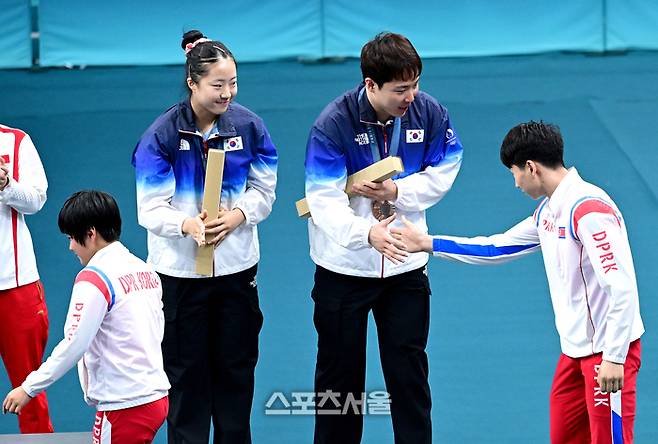 탁구 대표팀의 신유빈-임종훈 조가 30일 (한국 시간) 프랑스 파리 아레나 파리 쉬드에서 열린 2024 파리올림픽 탁구 혼성 복식에서 동메달을 딴 뒤 은메달리스트 북한의 리정식-김금용과 악수를 나누고 있다. 2024.07.30. 파리 | 박진업 기자 upandup@sportsseoul.com