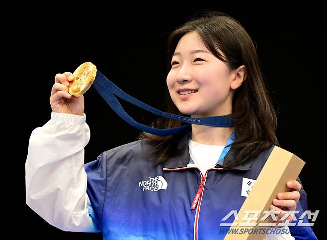 최연소 국가대표 '고등학생' 반효진(17)이 29일(한국시각)?프랑스 샤토루 슈팅센터에서 열린?2024 파리올림픽 공기소총 10ｍ 여자 개인전에서 금메달을 따냈다. 시상대에서 금메달을 들어보이는 반효진이 미소. 샤토루(프랑스)=정재근 기자 cjg@sportschosun.com/2024.7.29/