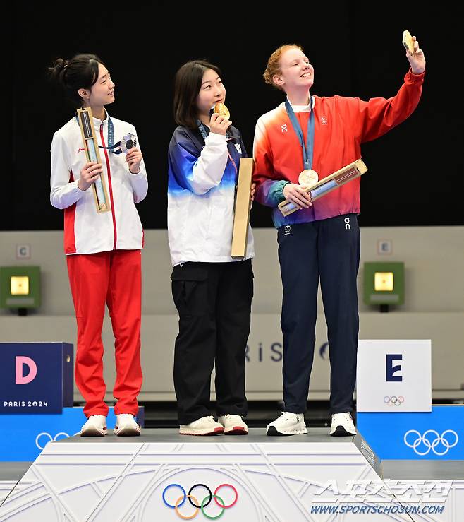 최연소 국가대표 '고등학생' 반효진(17)이 29일(한국시각)?프랑스 샤토루 슈팅센터에서 열린?2024 파리올림픽 공기소총 10ｍ 여자 개인전에서 금메달을 따냈다. 반효진이 은메달 황위팅(중국), 오드리 고그니아(스위스)와 포즈를 취하고 하고 있다 샤토루(프랑스)=정재근 기자 cjg@sportschosun.com/2024.7.29/