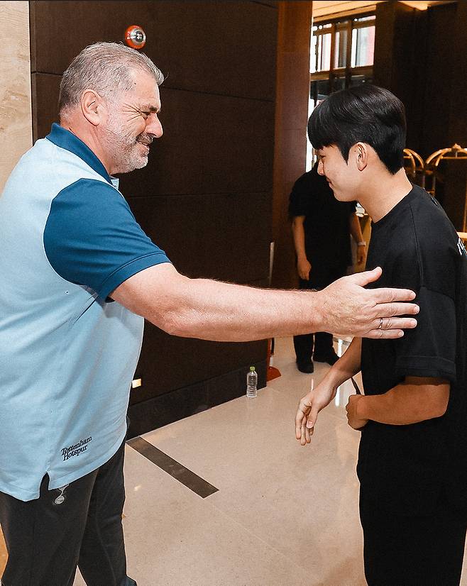 토트넘으로 이적한 양민혁에 대한 영국 현지의 분석이 나오고 있다. 한 축구 분석가는 양민혁과 손흥민의 유사점은 빠른 스피드, 드리블, 양발 슈팅 능력 말고는 없다고 분석했다. 양민혁은 손흥민과 같은 스타일이 아니라 양민혁만의 스타일이 있다는 분석이었다. 사진=토트넘