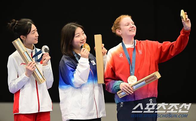 최연소 국가대표 '고등학생' 반효진(17)이 29일(한국시각)?프랑스 샤토루 슈팅센터에서 열린?2024 파리올림픽 공기소총 10ｍ 여자 개인전에서 금메달을 따냈다. 금메달을 목에 건 반효진이 은메달 황위팅(중국), 오드리 고그니아(스위스)와 시상대에서 기념촬영을 하고 있다. 샤토루(프랑스)=정재근 기자 cjg@sportschosun.com/2024.7.29/