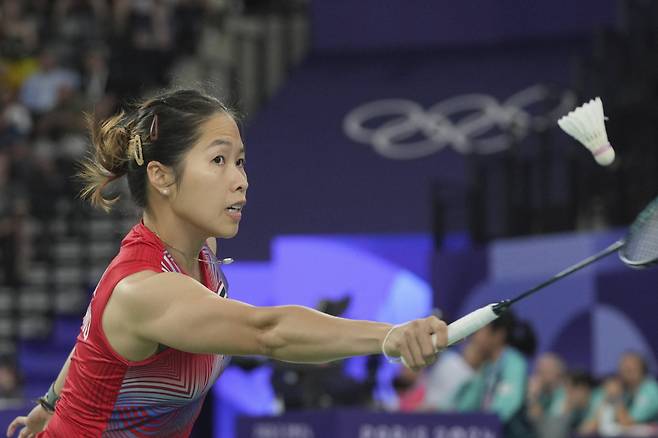 Thailand's Ratchanok Intanon plays against Belgium's Lianne Tan during their women's singles badminton group stage match at Port de la Chapelle Arena during the 2024 Summer Olympics, Tuesday, July 30, 2024, in Paris, France. (AP Photo/Dita Alangkara)<저작권자(c) 연합뉴스, 무단 전재-재배포, AI 학습 및 활용 금지>