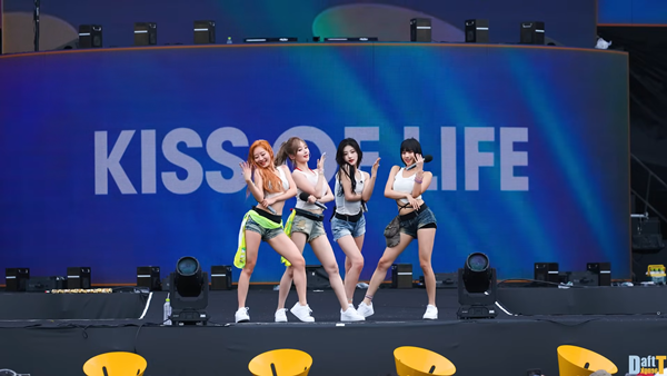 사진 출처= 유튜브 채널 'DaftTaengk' 화면 캡처. 키스오브라이프 '워터밤' 무대 직캠.